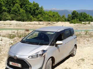 2020 Toyota Sienta II Рестайлинг, серебристый, 1300000 рублей, вид 1