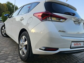 2017 Toyota Auris II Рестайлинг, белый, 1300000 рублей, вид 4