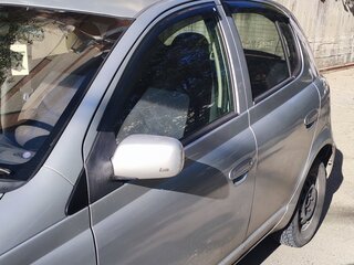 2001 Toyota Vitz I (P10), серебристый, 380000 рублей, вид 3