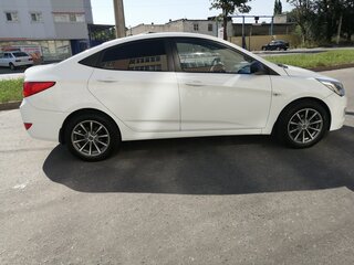 2014 Hyundai Solaris I Рестайлинг, белый, 900000 рублей, вид 3