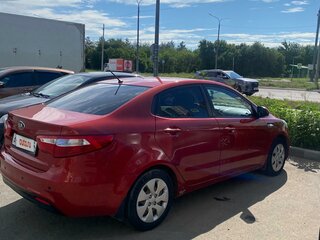 2013 Kia Rio 5-speed III, красный, 700000 рублей, вид 3