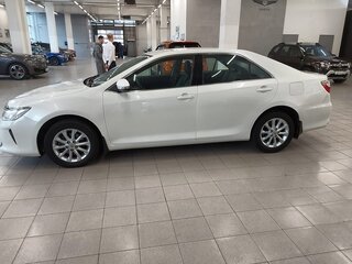 2016 Toyota Camry VII (XV50) Рестайлинг, белый, 2199000 рублей, вид 4