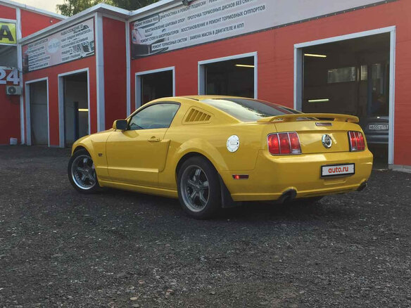 2005 Ford Mustang V, жёлтый - вид 2