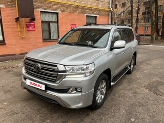 2017 Toyota Land Cruiser 200 Series Рестайлинг 2, серебристый, 5800000 рублей, вид 2