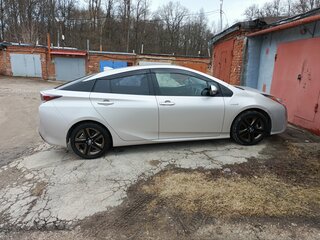 2016 Toyota Prius IV (XW50), серебристый, 1350000 рублей, вид 3