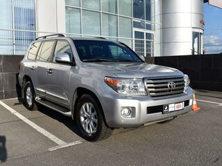 2013 Toyota Land Cruiser 200 Series Рестайлинг 1, серебристый, 4200000 рублей, вид 3