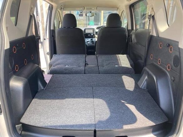 2019 Toyota Sienta II Рестайлинг, серебристый, 1140000 рублей - вид 9