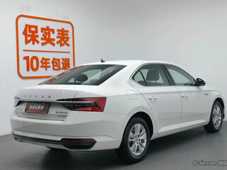2021 Skoda Superb III Рестайлинг, белый, 1740000 рублей, вид 4