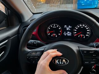 2020 Kia Rio IV Рестайлинг, чёрный, 1750000 рублей, вид 4