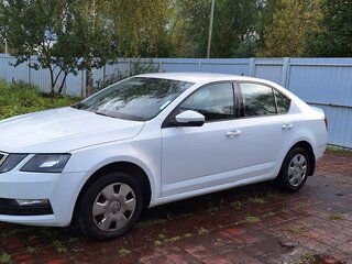 2017 Skoda Octavia III (A7) Рестайлинг, белый, 1400000 рублей, вид 3