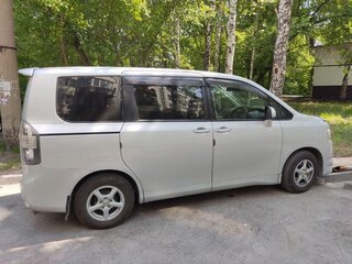 2007 Toyota Voxy II (R70), серебристый, 950000 рублей, вид 1
