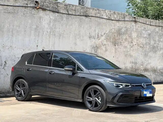 2023 Volkswagen Golf VIII, чёрный, 1650000 рублей, вид 3