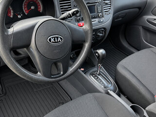 2011 Kia Rio II Рестайлинг, чёрный, 720000 рублей, вид 4