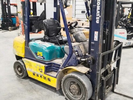2002 Komatsu FD25, жёлтый, 950000 рублей, вид 1