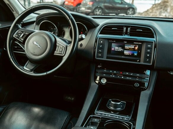 2017 Jaguar F-Pace I, красный, 2390000 рублей - вид 15