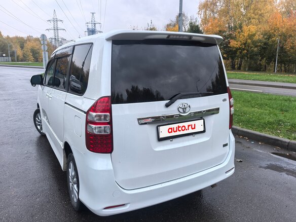 2011 Toyota Noah II (R70), белый, 1650000 рублей - вид 3