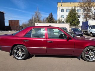 1992 Mercedes-Benz E-Класс 220 I (W124), пурпурный, 1200000 рублей, вид 3