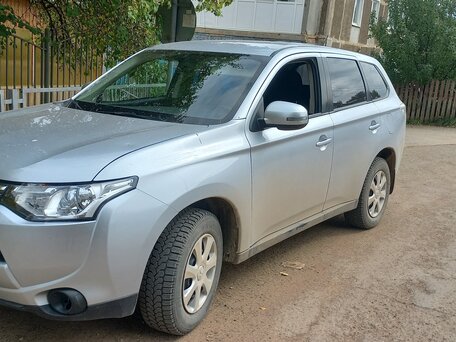 2013 Mitsubishi Outlander III, серебристый, 900000 рублей, вид 2