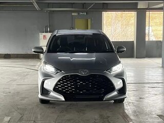 2023 Toyota Yaris IV, серебристый, 990000 рублей, вид 2
