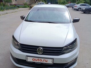 2018 Volkswagen Polo V Рестайлинг, белый, 935000 рублей, вид 2