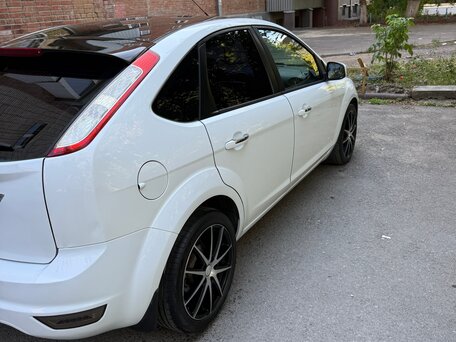 2010 Ford Focus II Рестайлинг, белый, 650000 рублей, вид 5
