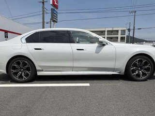 2026 BMW 7 серии 750e xDrive VII (G70), белый, 13300000 рублей, вид 2