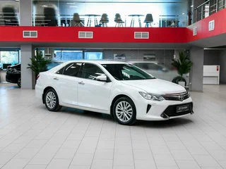 2015 Toyota Camry VII (XV50) Рестайлинг, белый, 1550000 рублей, вид 3