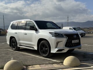 2016 Lexus LX 570 III Рестайлинг 2, белый, 9300000 рублей, вид 3