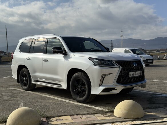 2016 Lexus LX 570 III Рестайлинг 2, белый, 9300000 рублей - вид 2