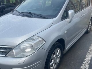 2011 Nissan Tiida I Рестайлинг, серебристый, 900000 рублей, вид 1