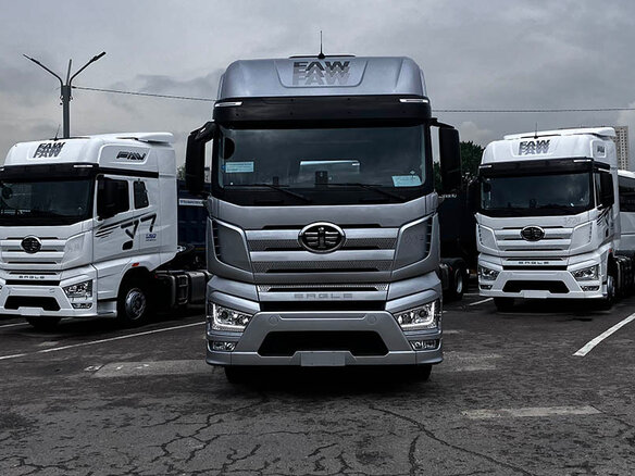 2023 FAW J7, серебристый, 8300000 рублей - вид 1