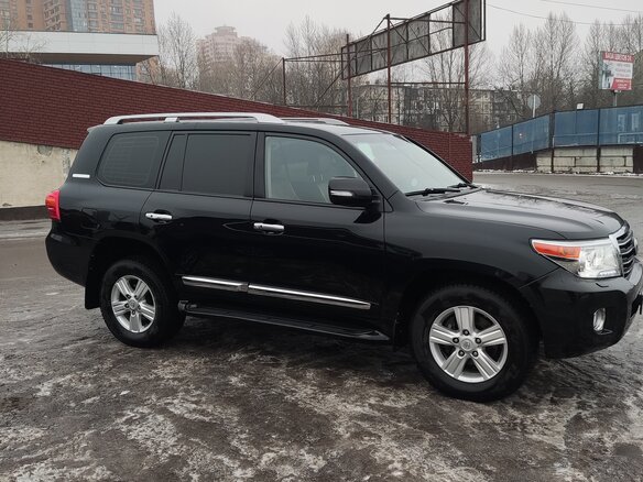 2014 Toyota Land Cruiser 200 Series Рестайлинг 1, чёрный, 4390000 рублей - вид 1