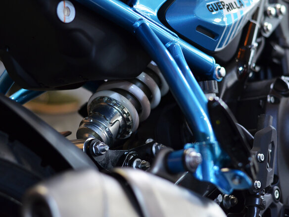2025 Royal Enfield Guerrilla 450, синий, 559000 рублей - вид 13