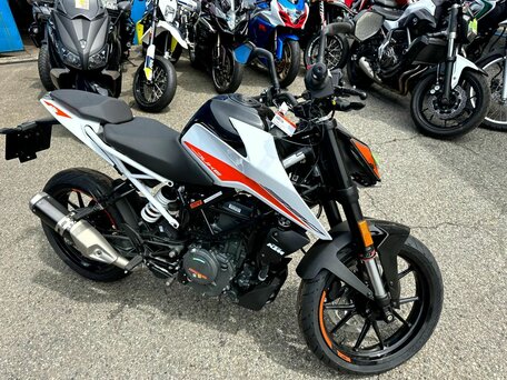 2024 KTM 390 Duke, белый, 759000 рублей, вид 1
