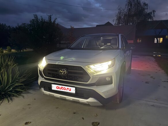 2024 Toyota RAV4 V (XA50), белый, 4800000 рублей - вид 2