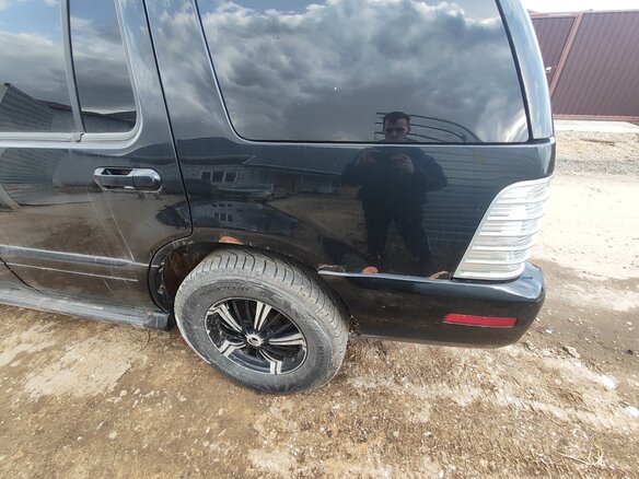 2005 Mercury Mountaineer III, чёрный, 500000 рублей - вид 3