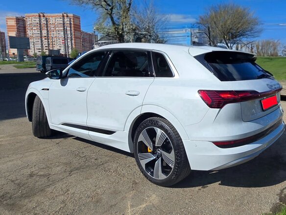 2021 Audi e-tron 55 I, белый, 6000000 рублей - вид 3