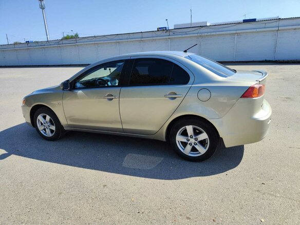 2008 Mitsubishi Lancer X, бежевый, 600000 рублей - вид 2