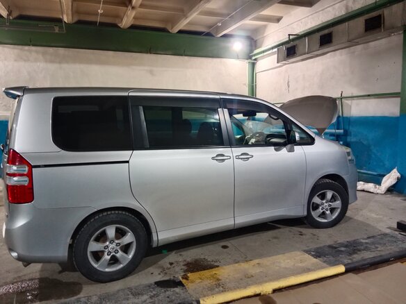 2010 Toyota Noah II (R70), серый, 1750000 рублей - вид 5