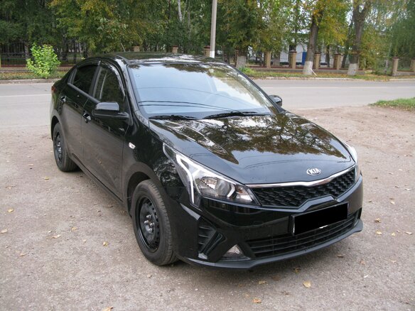 2020 Kia Rio IV Рестайлинг, чёрный, 2200000 рублей - вид 2