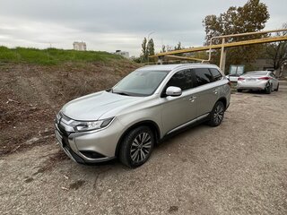 2019 Mitsubishi Outlander III Рестайлинг 3, серый, 1900000 рублей, вид 4