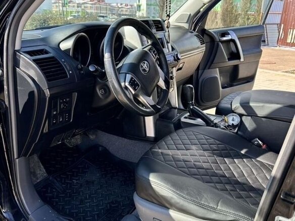 2010 Toyota Land Cruiser Prado 150 Series, чёрный, 2650000 рублей - вид 4