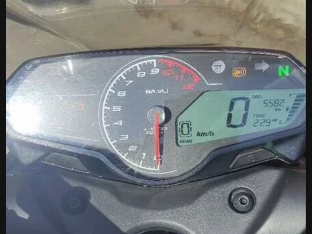 2023 Bajaj Pulsar N250, чёрный, 300000 рублей, вид 4