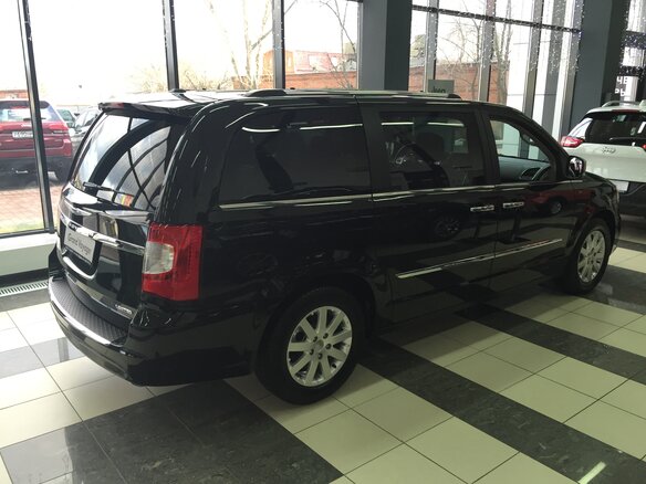 2014 Chrysler Voyager Grand V Рестайлинг, чёрный - вид 2