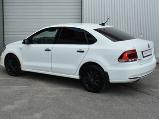 2017 Volkswagen Polo V Рестайлинг, белый, 1029000 рублей, вид 3