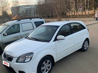 2010 Kia Rio II Рестайлинг, белый, 550000 рублей, вид 3