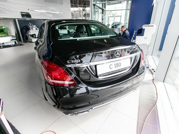 2018 Mercedes-Benz C-Класс 180 IV (W205), чёрный - вид 3