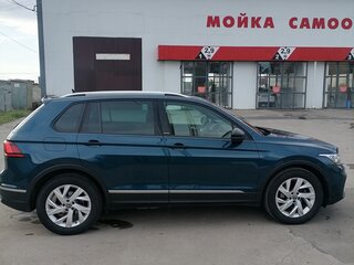 2020 Volkswagen Tiguan II Рестайлинг, синий, 2645000 рублей, вид 4