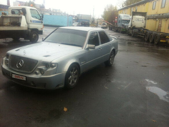 1993 Mercedes-Benz W124 320, серебристый - вид 3