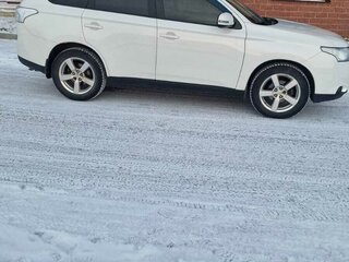 2013 Mitsubishi Outlander III, белый, 1450000 рублей, вид 3